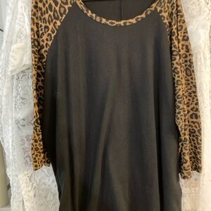 🩷 Soft and Cozy Leopard Print Sleeve Black Top